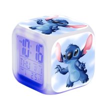   Disney Stitch Digitális Ébresztőóra – Boldog Stitch Pasztell Háttérrel 57MK85XGK1-B