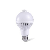 Mozgásérzékelős LED izzó E27 foglalatba 7W