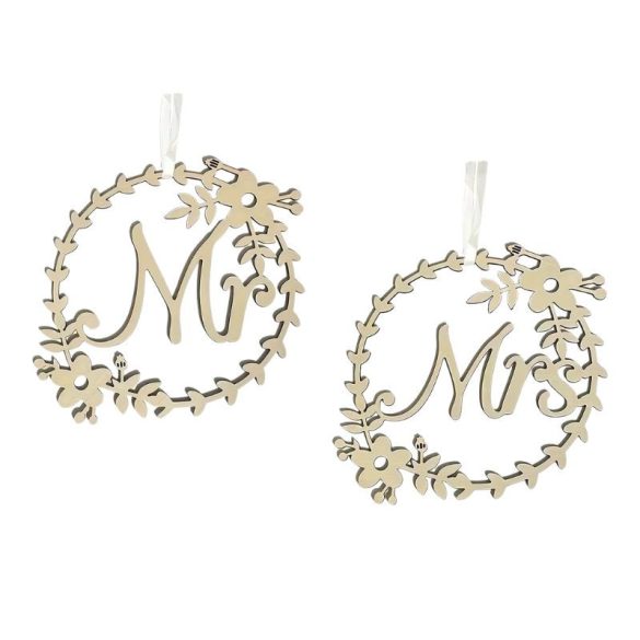 Ruszitkus Fa "Mr" És "Mrs" Esküvői Széktábla – Virágkoszorúval díszítve TM4914334